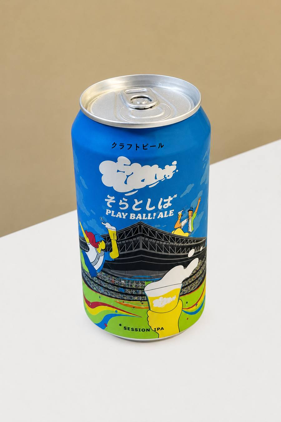 そらとしば PLAY BALL! ALE の缶。エスコンフィールド北海道のイラストが描かれた鮮やかなデザイン。